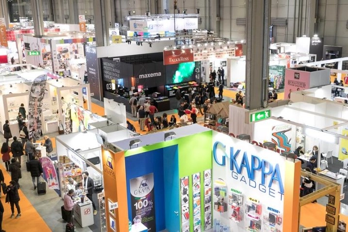 Il gadget da regalare in fiera è uno strumento di marketing fondamentale per aumentare la visibilità del brand e farsi ricordare nel tempo. Scopri perché scegliere gadget personalizzati, utili ed ecosostenibili può fare la differenza e quali articoli promozionali di shoprint.it sono più efficaci per fiere ed eventi.